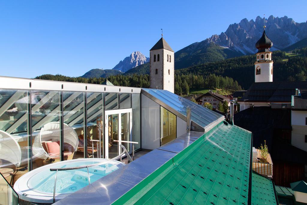 Hotel Cavallino Bianco - Weisses Roessl Innichen Exterior foto