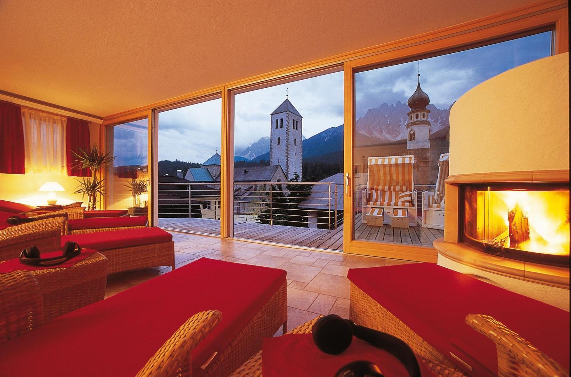 Hotel Cavallino Bianco - Weisses Roessl Innichen Exterior foto