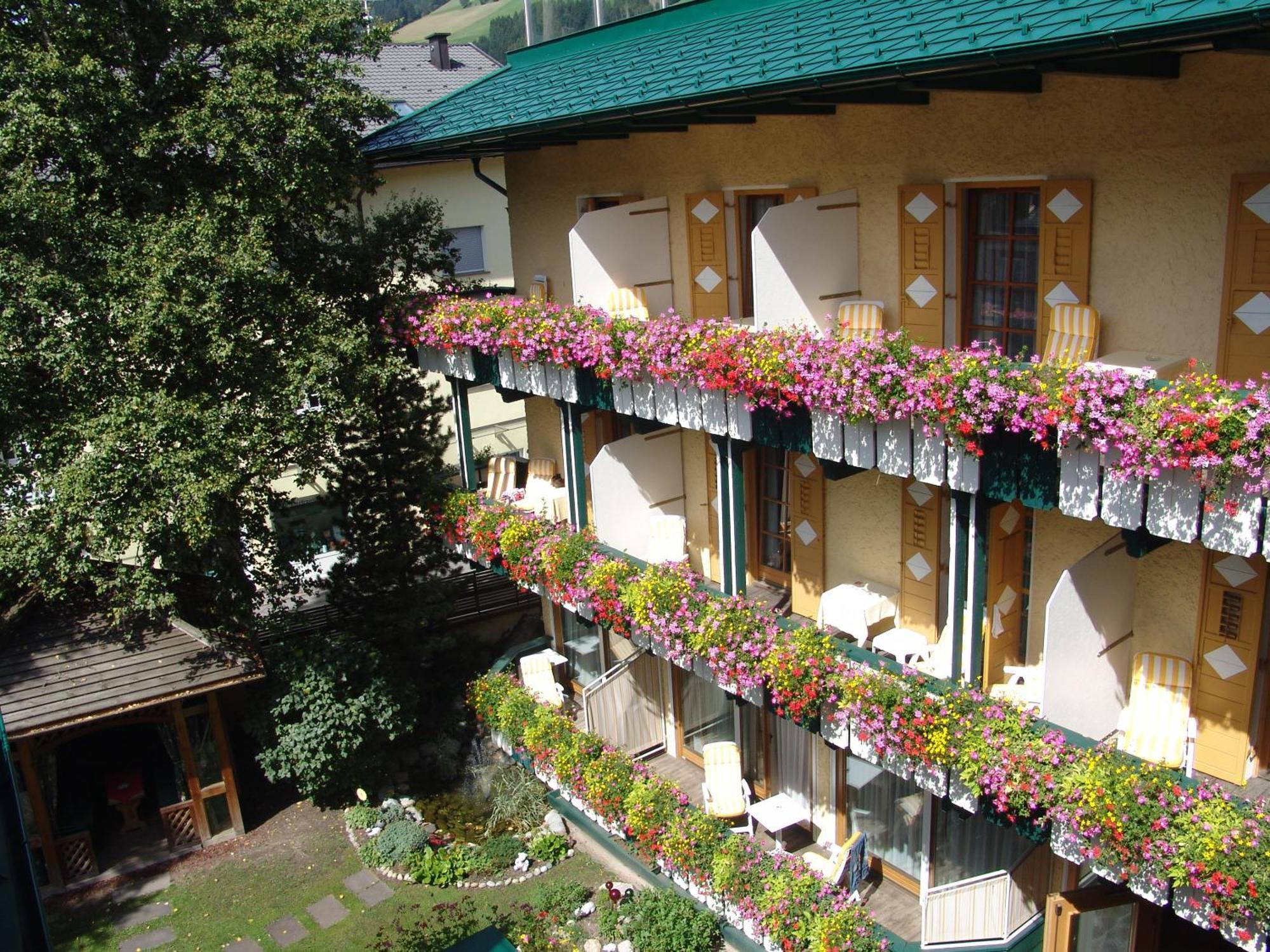 Hotel Cavallino Bianco - Weisses Roessl Innichen Exterior foto