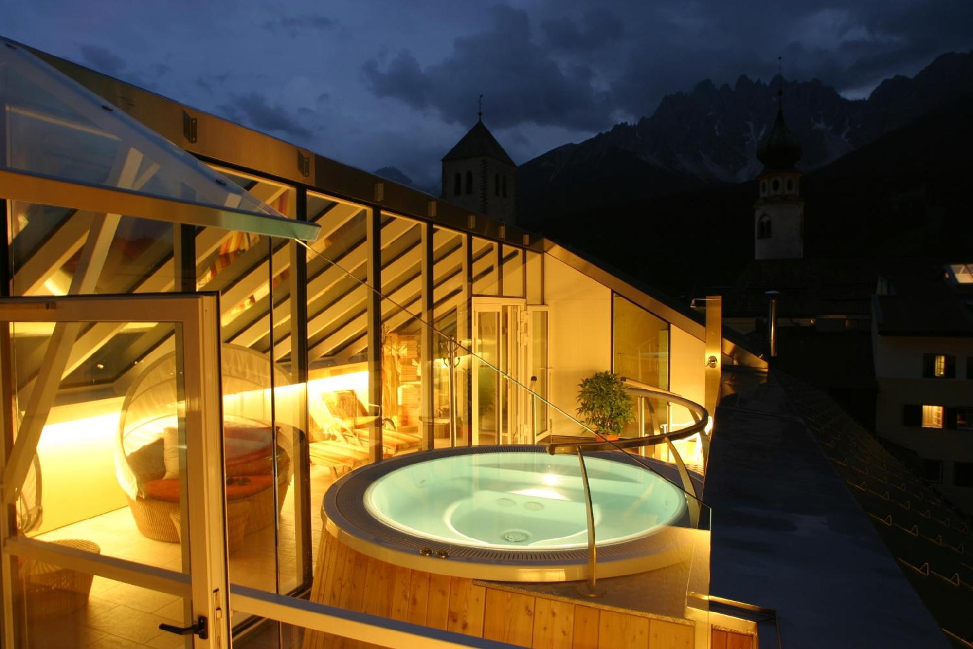 Hotel Cavallino Bianco - Weisses Roessl Innichen Exterior foto