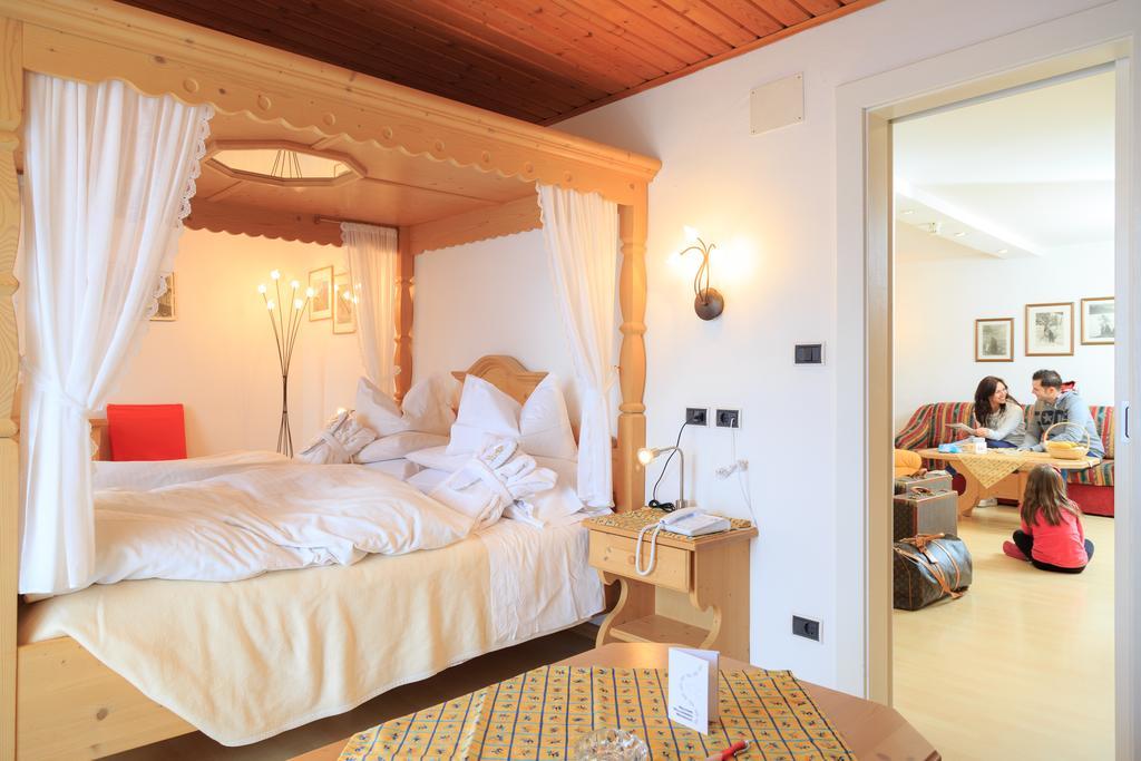 Hotel Cavallino Bianco - Weisses Roessl Innichen Exterior foto