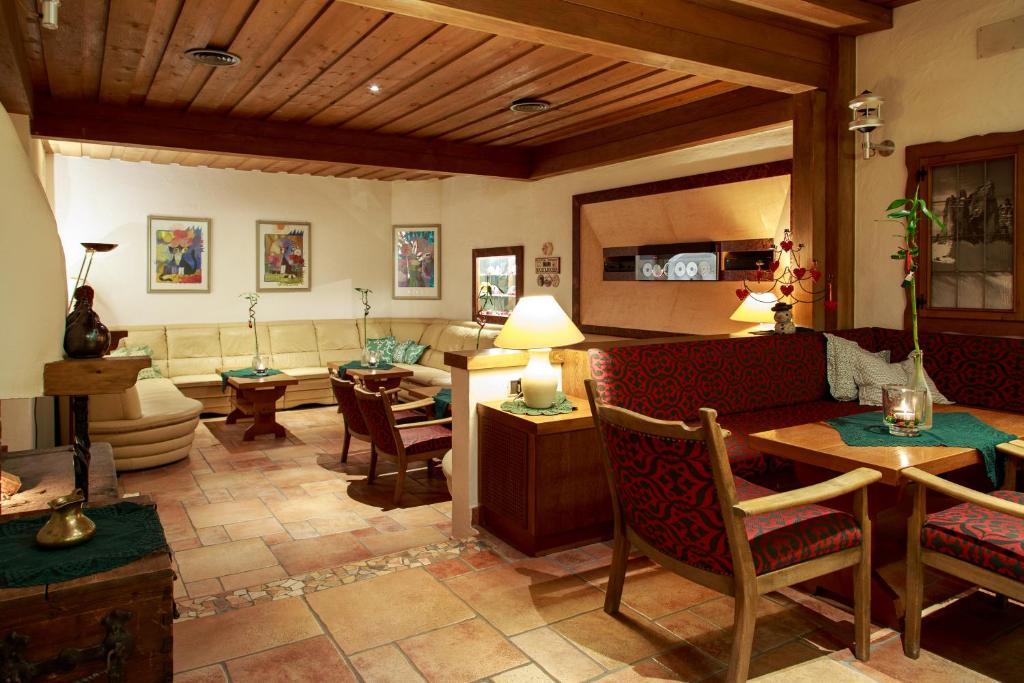 Hotel Cavallino Bianco - Weisses Roessl Innichen Exterior foto
